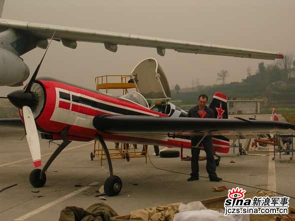 图文：苏26小型运动飞机组装中