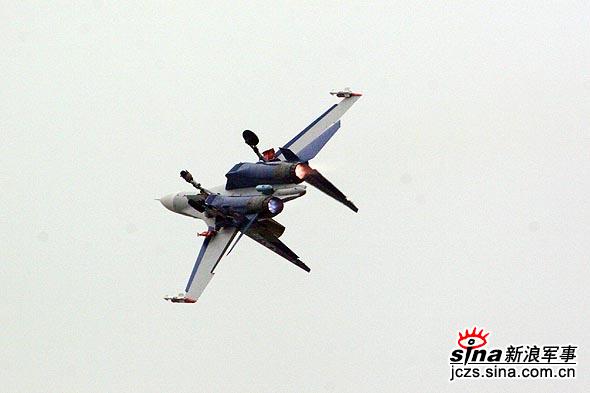 图文：SU-30表演翻滚