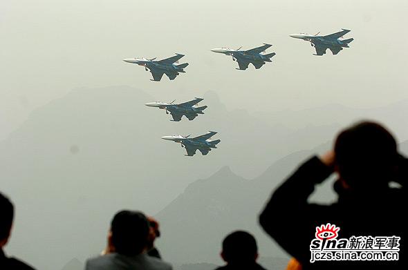 图文：苏27编队放下起落架打开减速
