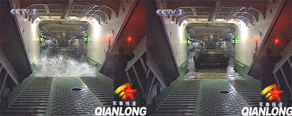 图文：两栖坦克从坦克大舱中驶向前登陆舱门
