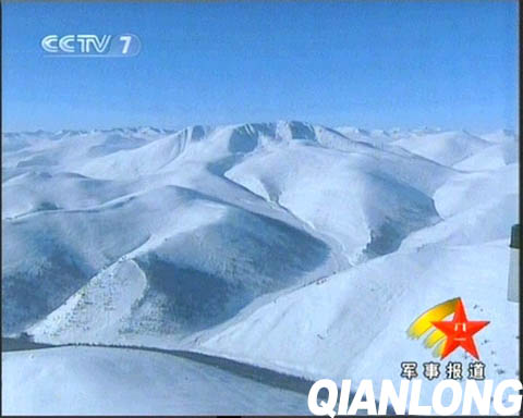 图文：新疆军区用米-17直升机空中巡逻国境线