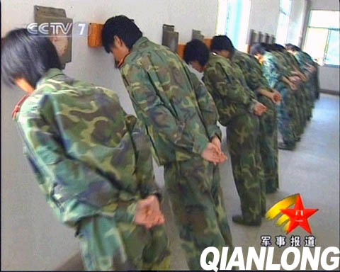 图文：女子特警在进行艰苦的训练