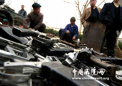 河南省许昌市一次销毁2000余支非法枪支(组图)