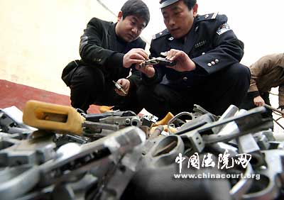 河南省许昌市一次销毁2000余支非法枪支(组图)