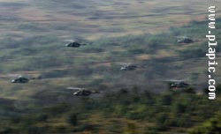 图文：陆军航空兵运输直升机超低空飞行迎敌