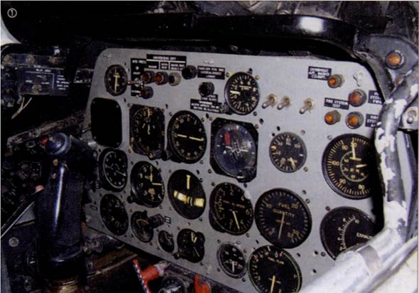 图文:F-86F战斗机座舱内部分仪表