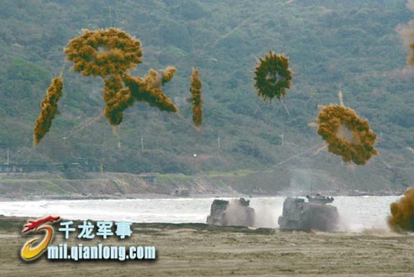 图文：AAV7两栖突击车施放烟雾屏障