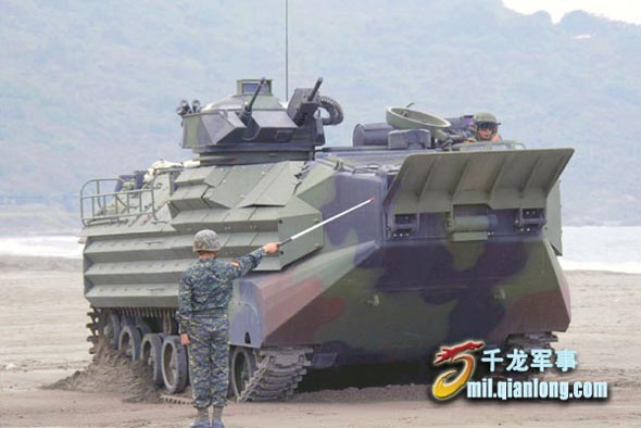图文：AAV7两栖突击车在海滩进行动态操演