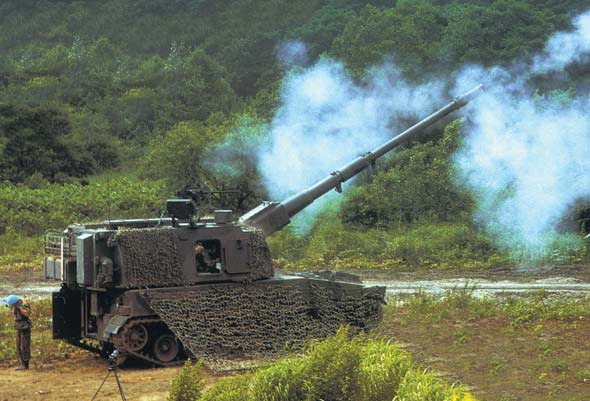 图文：日本99式自行榴弹炮实射