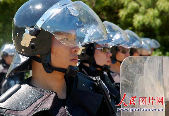 图文:中国防暴队队员严阵以待