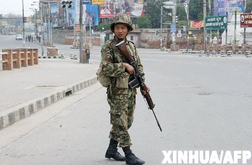 图文：一名士兵在街头戒备