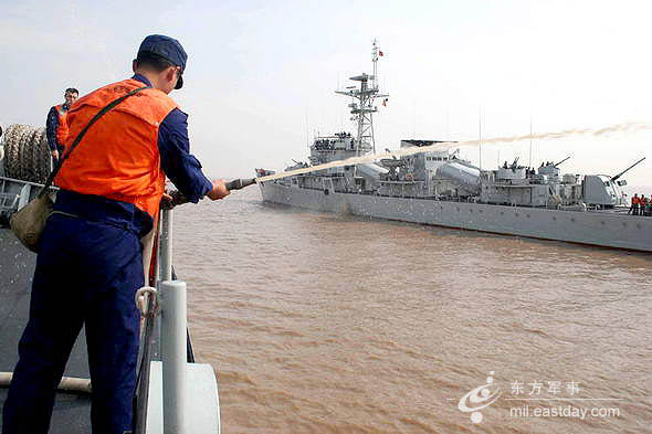 图文：舰船海上联合灭火训练