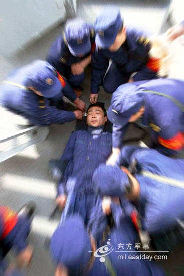 图文：救护组正抢救“伤员”