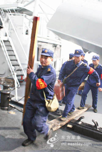 图文：离舰救援“受损”舰艇