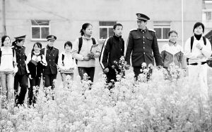 军营人物特写：邓剑和他资助的学生(组图)