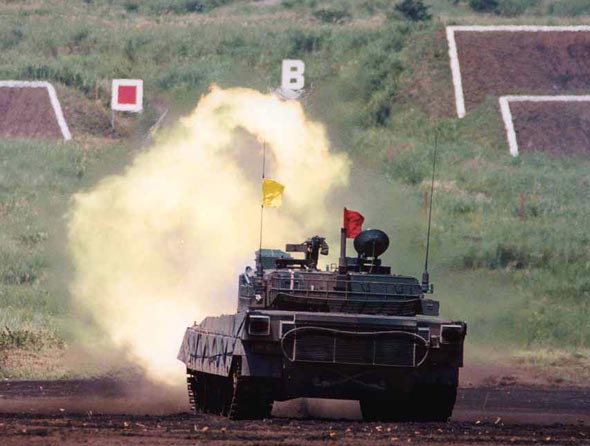 图文：日本90式主战坦克实弹射击
