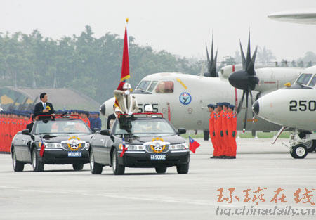 组图：陈水扁检阅E-2T“鹰眼”预警机部队
