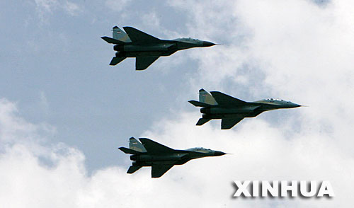 图文：参加阅兵式的战斗机编队飞过主席台