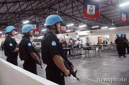 组图：中国驻海地维和警察顺利完成保卫任务