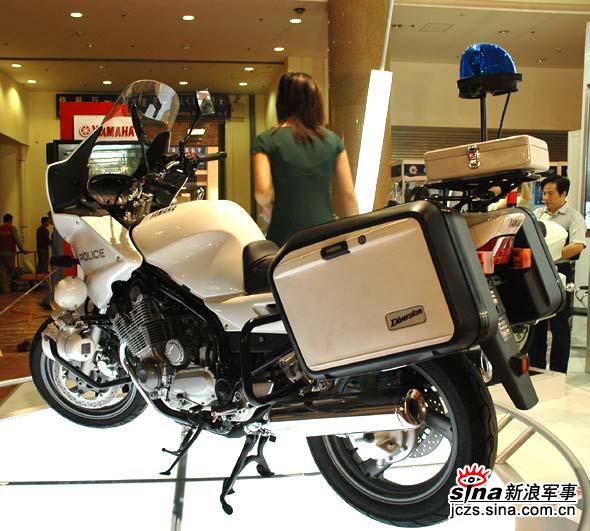 图文:yamaha警用摩托车侧后