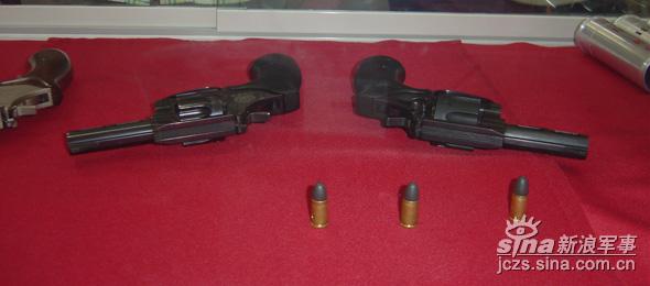 图文:9毫米转轮式警用手枪与其使用的子弹