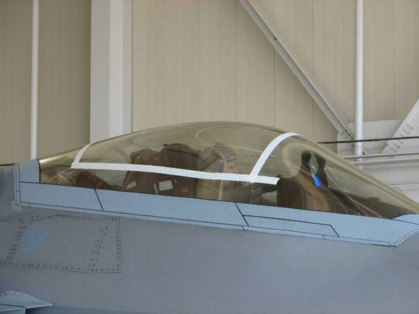 F-22A座舱盖开闭系统失效救援人员动用切割器