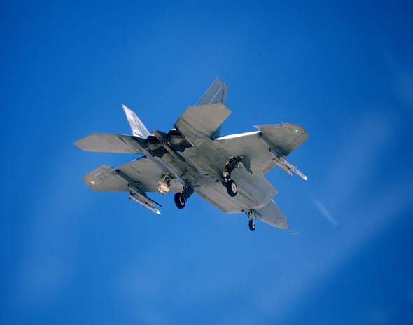 图文：F-22A除内部弹舱外也能加装武器外挂架