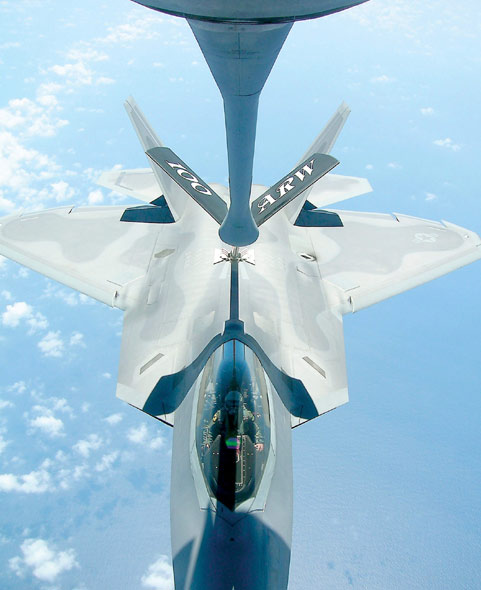 图文：F-22A猛禽战机进行空中加油作业