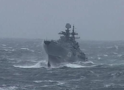 图文:俄海军现代级导弹驱逐舰风浪中航行