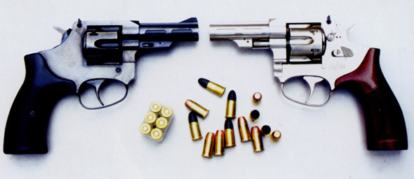 图文：两种不同漆装的9mm警用转轮手枪