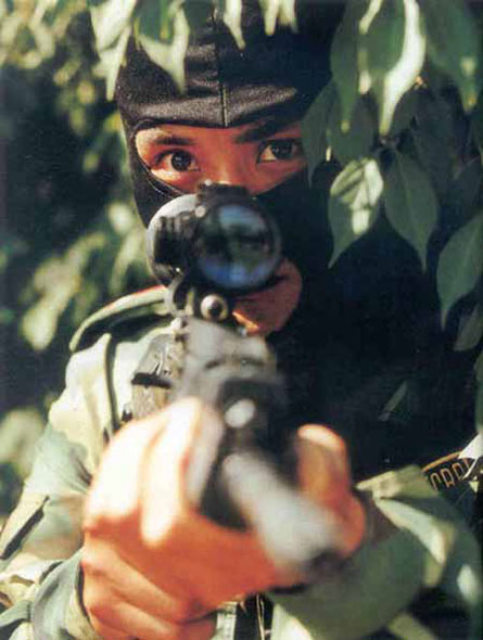图文：使用88式狙击步枪中国武警特战队员