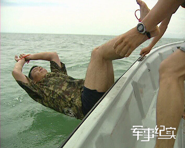 图文:被绑住手脚的徐向贤被扔入海