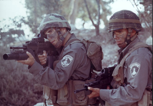 图文:使用TAR-21短突击步枪的以色列士兵