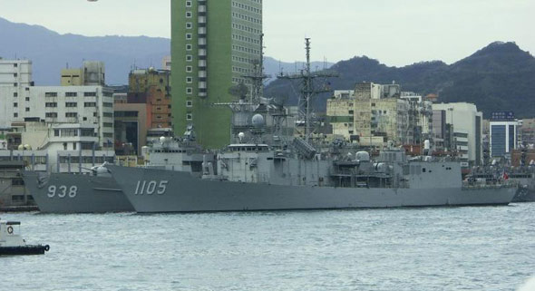 台湾海军自行建造的成功级护卫舰台湾海军装备的康定级(图左)护卫舰