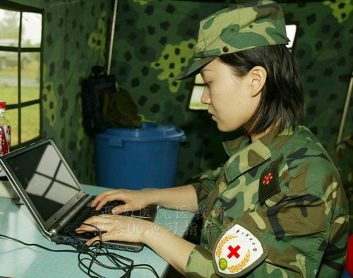 图文:医务人员正在电脑上书写野战电子病历