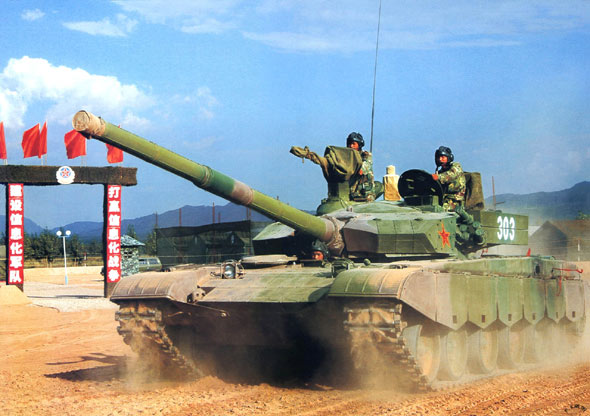 中国新型主战坦克车内装有卫星导航定位系统