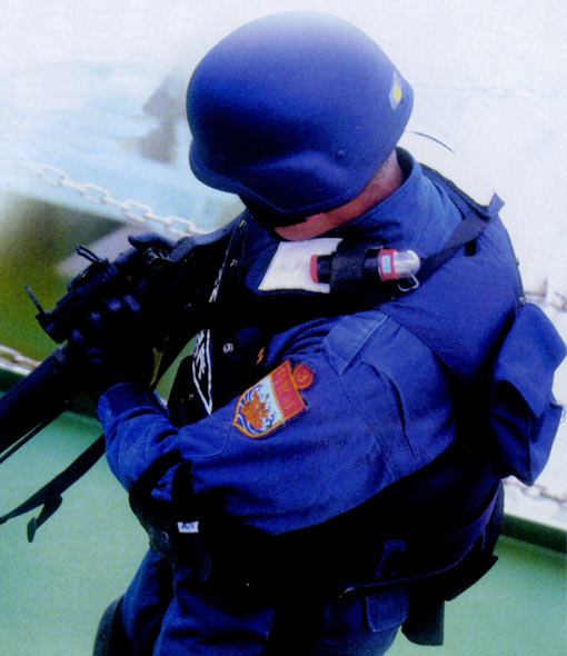 图文：海上保安厅特警队员使用89式突击步枪