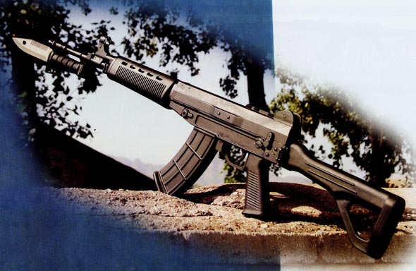 图文:国产QBZ03式5.8mm自动步枪左视图