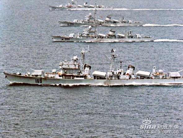 图文:湛江号驱逐舰与053型护卫舰编队