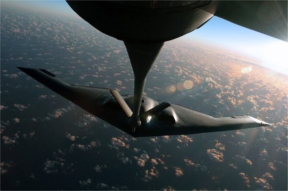 图文:美空军B-2隐形战略轰炸机空中加油作业
