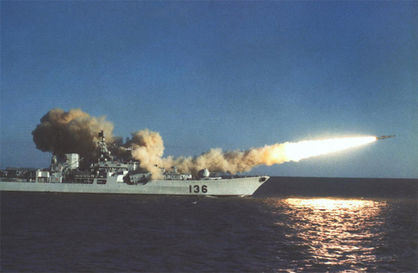 图文:现代级导弹驱逐舰发射反舰导弹
