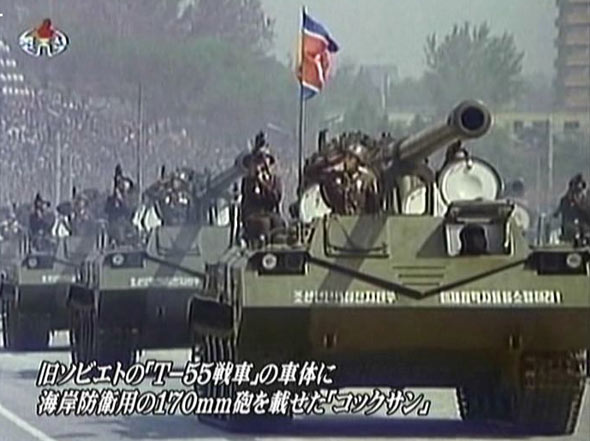 图文:朝鲜自制170毫米自行火炮参加阅兵式