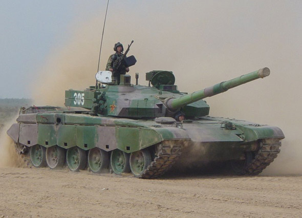 图文:中国陆军99式主战坦克向演习地区开进