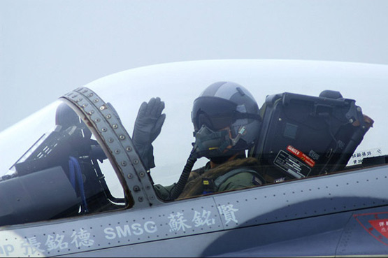 图文:台空军idf战机驾驶员起飞前