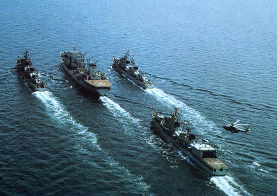 图文:中国海军战舰进行双向海上补给