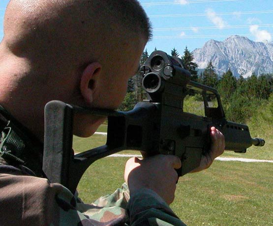 图文：美国海军陆战队士兵试瞄G36步枪