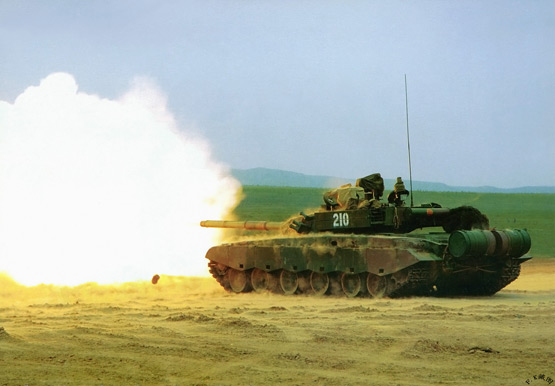 图文：解放军新型99式主战坦克主炮开火
