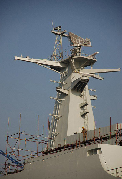 图文:中国新型船坞登陆舰隐性桅杆