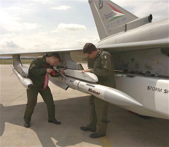 图文:意空军地勤人员为台风加挂流星空空导弹