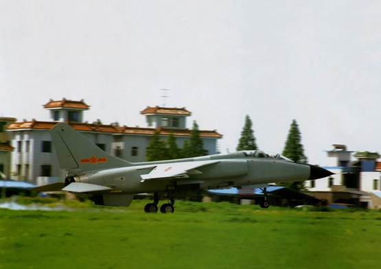 图文:新型飞豹战机在起飞线上高速滑行